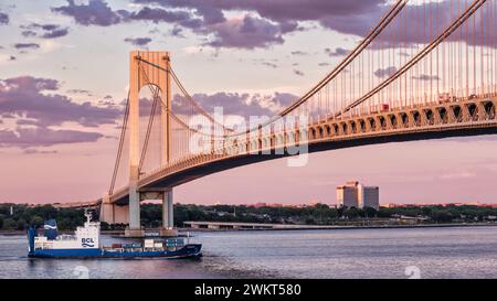 Il Verrazzano-Narrows Bridge è un ponte sospeso che collega i quartieri di Staten Island e Brooklyn a New York. Attraversa gli Narrows, un corpo Foto Stock