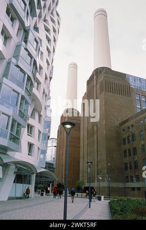 L'esterno della centrale elettrica di Battersea e nuovi appartamenti, con pedoni Foto Stock