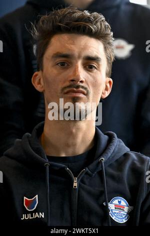 Kruisem, Belgio. 22 febbraio 2024. Il francese Julian Alaphilippe di Soudal Quick-Step nella foto durante una conferenza stampa del team ciclistico Soudal Quick-Step, in vista della gara ciclistica di un giorno di questo fine settimana, Omloop Het Nieuwsblad, gara di apertura della stagione delle gare di un giorno del classico fiammingo, giovedì 22 febbraio 2024. BELGA FOTO DIRK WAEM credito: Belga News Agency/Alamy Live News Foto Stock