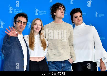 Atom Egoyan, Amanda Seyfried, Douglas Smith und Ambur Braid beim Photocall zum Kinofilm Seven Veils auf der Berlinale 2024 / 74. Internationale Filmfestspiele Berlin im Hotel Grand Hyatt. Berlino, 22.02.2024 *** Atom Egoyan, Amanda Seyfried, Douglas Smith e Ambur Braid alla photocall per il lungometraggio Seven Veils al Berlinale 2024 74 Berlin International Film Festival all'Hotel Grand Hyatt Berlin, 22 02 2024 foto:Xn.xKubelkax/xFuturexImagex Veils 4242 Foto Stock