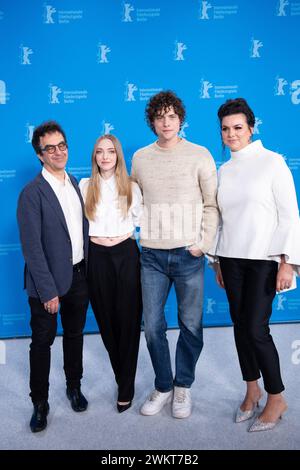 Berlino, Germania. 22 febbraio 2024. Direttore canadese di origine armena Atom Egoyan, attrice statunitense Amanda Seyfried, attore canadese Douglas Smith e attrice e cantante canadese Ambur Braid che assistono al Seven Veils Photocall durante il 74° Berlinale International Film Festival di Berlino al Grand Hyatt Hotel di Berlino, in Germania, il 22 febbraio 2024. Foto di Aurore Marechal/ABACAPRESS.COM credito: Abaca Press/Alamy Live News Foto Stock
