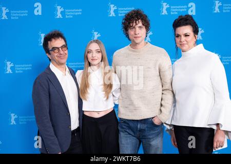 Berlino, Germania. 22 febbraio 2024. Direttore canadese di origine armena Atom Egoyan, attrice statunitense Amanda Seyfried, attore canadese Douglas Smith e attrice e cantante canadese Ambur Braid che assistono al Seven Veils Photocall durante il 74° Berlinale International Film Festival di Berlino al Grand Hyatt Hotel di Berlino, in Germania, il 22 febbraio 2024. Foto di Aurore Marechal/ABACAPRESS.COM credito: Abaca Press/Alamy Live News Foto Stock