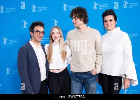Berlino, Germania. 22 febbraio 2024. Direttore canadese di origine armena Atom Egoyan, attrice statunitense Amanda Seyfried, attore canadese Douglas Smith e attrice e cantante canadese Ambur Braid che assistono al Seven Veils Photocall durante il 74° Berlinale International Film Festival di Berlino al Grand Hyatt Hotel di Berlino, in Germania, il 22 febbraio 2024. Foto di Aurore Marechal/ABACAPRESS.COM credito: Abaca Press/Alamy Live News Foto Stock