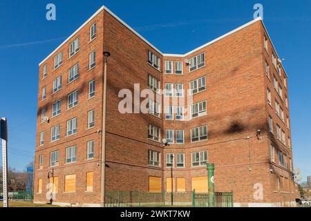 Un condominio parzialmente abbattuto mostra ancora segni di vita familiare. L'edificio in mattoni è destinato alla demolizione e alla riqualificazione. Foto Stock