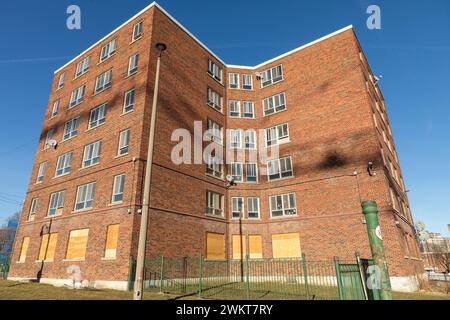 Un condominio parzialmente abbattuto mostra ancora segni di vita familiare. L'edificio in mattoni è destinato alla demolizione e alla riqualificazione. Foto Stock