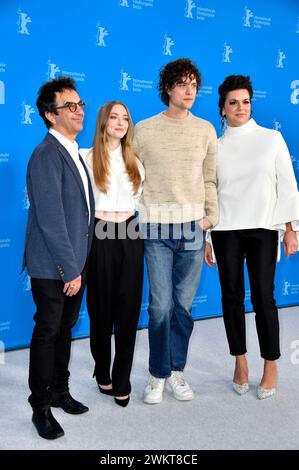 Atom Egoyan, Amanda Seyfried, Douglas Smith und Ambur Braid beim Photocall zum Kinofilm 'Seven Veils' auf der Berlinale 2024 / 74. Internationale Filmfestspiele Berlin im Hotel Grand Hyatt. Berlino, 22.02.2024 Foto Stock