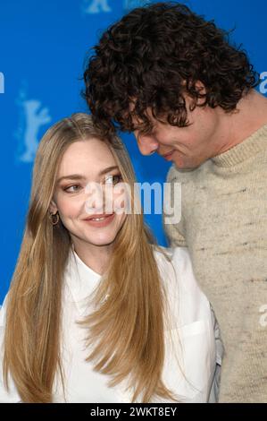 Amanda Seyfried e Douglas Smith beim Photocall zum Kinofilm Seven Veils auf der Berlinale 2024 / 74. Internationale Filmfestspiele Berlin im Hotel Grand Hyatt. Berlino, 22.02.2024 *** Amanda Seyfried e Douglas Smith al photocall per il lungometraggio Seven Veils al Berlinale 2024 74 Berlin International Film Festival presso l'Hotel Grand Hyatt Berlin, 22 02 2024 foto:XC.xNiehausx/xFuturexImagex Veils 4283 Foto Stock