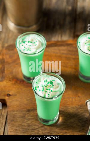 Il Bozy Green Grasshopper serve cocktail con panna montata Foto Stock