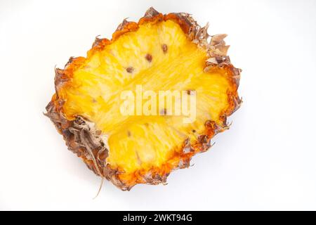 Viziare l'ananas e tagliarlo a metà. Isolato su bianco con spazio di copia Foto Stock