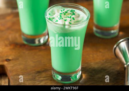 Il Bozy Green Grasshopper serve cocktail con panna montata Foto Stock