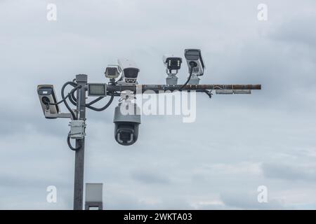 Una fila di telecamere di sicurezza. Foto Stock