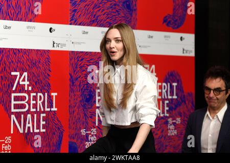 Amanda Seyfried und Atom Egoyan bei der Pressekonferenz zum Kinofilm Seven Veils auf der Berlinale 2024 / 74. Internationale Filmfestspiele Berlin im Hotel Grand Hyatt. Berlino, 22.02.2024 *** Amanda Seyfried e Atom Egoyan alla conferenza stampa per il lungometraggio Seven Veils al Berlinale 2024 74 Berlin International Film Festival presso l'Hotel Grand Hyatt Berlin, 22 02 2024 foto:XC.xNiehausx/xFuturexImagex Veils 4293 Foto Stock