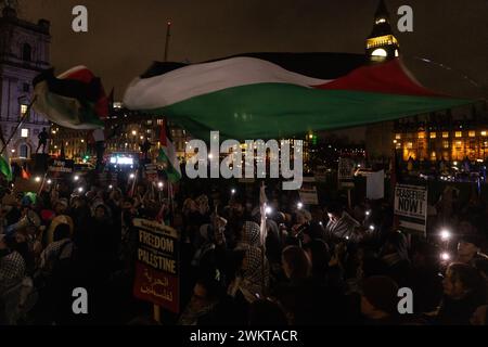 Londra, Regno Unito. 21 febbraio 2024. Gli attivisti pro-palestinesi bloccano le torce dei telefoni cellulari durante una protesta in Piazza del Parlamento in occasione di un dibattito e votano all'interno della camera dei comuni su una mozione del Partito Nazionale scozzese (SNP) che chiede un cessate il fuoco immediato a Gaza. La protesta è stata organizzata dalla Palestina Solidarity Campaign (PSC). Crediti: Mark Kerrison/Alamy Live News Foto Stock