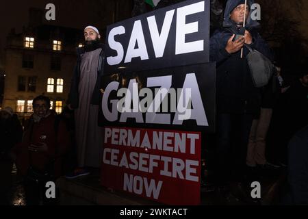 Londra, Regno Unito. 21 febbraio 2024. Gli attivisti pro-palestinesi stanno accanto a un grande cartello che recita "Save Gaza Permanent CaseFire Now” durante una protesta fuori dal Parlamento in occasione di un dibattito e di un voto all'interno della camera dei comuni su una mozione del Partito Nazionale scozzese (SNP) che chiede un cessate il fuoco immediato a Gaza. La protesta è stata organizzata dalla Palestina Solidarity Campaign (PSC). Crediti: Mark Kerrison/Alamy Live News Foto Stock