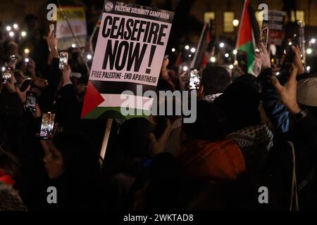 Londra, Regno Unito. 21 febbraio 2024. Gli attivisti pro-palestinesi bloccano le torce dei telefoni cellulari durante una protesta in Piazza del Parlamento in occasione di un dibattito e votano all'interno della camera dei comuni su una mozione del Partito Nazionale scozzese (SNP) che chiede un cessate il fuoco immediato a Gaza. La protesta è stata organizzata dalla Palestina Solidarity Campaign (PSC). Crediti: Mark Kerrison/Alamy Live News Foto Stock