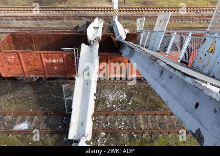 Una stazione ferroviaria e le infrastrutture distrutte sono viste come il risultato dei bombardamenti delle forze russe a Lyman. Le truppe russe catturarono Lyman nella regione di Donetsk all'inizio dell'estate del 2022. La città fu occupata per quattro mesi. Fu liberata dopo una controffensiva nella regione di Charkiv. Dopo la caduta di Avdiivka, uno dei prossimi obiettivi dell'offensiva russa potrebbe essere Lyman, la leadership militare Ucraina dice alla BBC. Anche gli analisti occidentali hanno scritto su questo. Ora Lyman e' intrappolata vicino al fronte nel Donbas. Lo stato d'animo dei suoi civili è tra determinazione e disperazione. Lyma Foto Stock