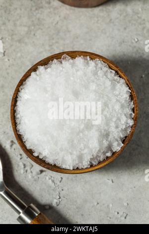 Sale marino biologico di Maldon bianco in una ciotola Foto Stock