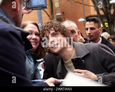 Berlino, Germania, 22 febbraio 2024. 74esima Berlinale, l'attore Douglas Smith esce dalla conferenza stampa dietro l'hotel Grand Hyatt e sta facendo selfie con i fan. Crediti: Walter Gilgen Foto Stock