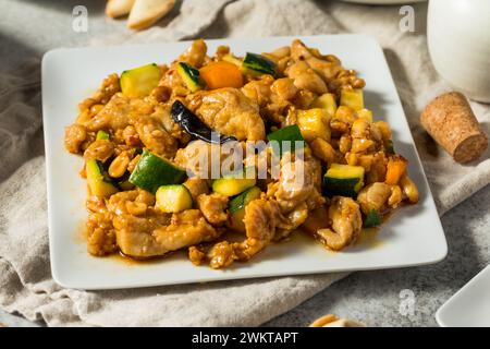 Pollo cinese alla frittura Kung Pao con peperoni e verdure Foto Stock