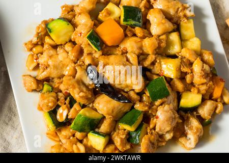 Pollo cinese alla frittura Kung Pao con peperoni e verdure Foto Stock