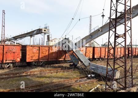 Una stazione ferroviaria e le infrastrutture distrutte sono viste come il risultato dei bombardamenti delle forze russe a Lyman. Le truppe russe catturarono Lyman nella regione di Donetsk all'inizio dell'estate del 2022. La città fu occupata per quattro mesi. Fu liberata dopo una controffensiva nella regione di Charkiv. Dopo la caduta di Avdiivka, uno dei prossimi obiettivi dell'offensiva russa potrebbe essere Lyman, la leadership militare Ucraina dice alla BBC. Anche gli analisti occidentali hanno scritto su questo. Ora Lyman e' intrappolata vicino al fronte nel Donbas. Lo stato d'animo dei suoi civili è tra determinazione e disperazione. Lyma Foto Stock