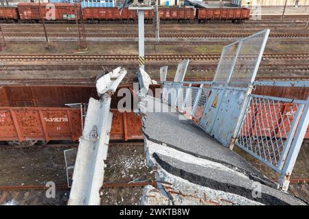 Una stazione ferroviaria e le infrastrutture distrutte sono viste come il risultato dei bombardamenti delle forze russe a Lyman. Le truppe russe catturarono Lyman nella regione di Donetsk all'inizio dell'estate del 2022. La città fu occupata per quattro mesi. Fu liberata dopo una controffensiva nella regione di Charkiv. Dopo la caduta di Avdiivka, uno dei prossimi obiettivi dell'offensiva russa potrebbe essere Lyman, la leadership militare Ucraina dice alla BBC. Anche gli analisti occidentali hanno scritto su questo. Ora Lyman e' intrappolata vicino al fronte nel Donbas. Lo stato d'animo dei suoi civili è tra determinazione e disperazione. Lyma Foto Stock