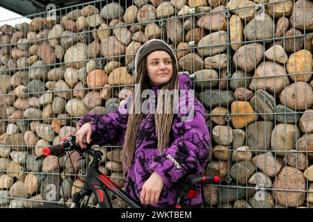 Concetto di stile di vita sano. La giovane donna trascorre la sua giornata in bicicletta Foto Stock