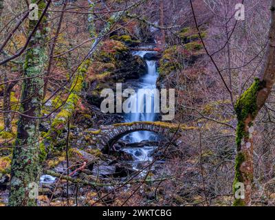 Old Pack Horse Bridge (conosciuto localmente come Roman Bridge) Glen Lyon, Perthshire, Scozia Foto Stock
