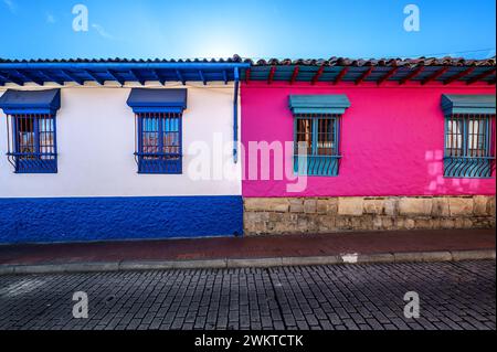 Case coloniali dai colori vivaci nel quartiere di la Candelaria a Bogotà, Colombia Foto Stock