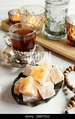 Rahat lokum. Delizia turca. Cubi colorati di delizie turche. Ramadan bayrami eid al fitr e Kurban bayrami eid al adha, foto di sfondo. Foto Stock