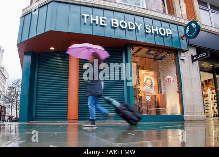 Londra, Regno Unito 22 febbraio 2024 Body Shop in Bond Street che ha chiuso. Il Body Shop, fondato da Anita Roddick, entrò in amministrazione il 13 febbraio 2024. Il Body Shop si descrive come uno sportello unico per tutti i prodotti per la cura della pelle, la cura dei capelli, il bagno, il corpo e l'amore per se stessi. Vende prodotti di bellezza che si vantano di essere prodotti eticamente. The Body Shop è destinato a chiudere quasi la metà dei suoi 198 negozi in tutto il Regno Unito. Fouir Shopos a Londra stanno chiudendo immediatamente, Anita Roddick, attivista per i diritti umani e attivista ambientale, ha aperto il suo primo negozio a Brighton nel 1976. Foto Stock