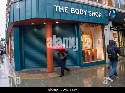 Londra, Regno Unito 22 febbraio 2024 Body Shop in Bond Street che ha chiuso. Il Body Shop, fondato da Anita Roddick, entrò in amministrazione il 13 febbraio 2024. Il Body Shop si descrive come uno sportello unico per tutti i prodotti per la cura della pelle, la cura dei capelli, il bagno, il corpo e l'amore per se stessi. Vende prodotti di bellezza che si vantano di essere prodotti eticamente. The Body Shop è destinato a chiudere quasi la metà dei suoi 198 negozi in tutto il Regno Unito. Fouir Shopos a Londra stanno chiudendo immediatamente, Anita Roddick, attivista per i diritti umani e attivista ambientale, ha aperto il suo primo negozio a Brighton nel 1976. Foto Stock