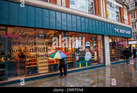 Londra, Regno Unito 22 febbraio 2024 Body Shop in Bond Street che ha chiuso. Il Body Shop, fondato da Anita Roddick, entrò in amministrazione il 13 febbraio 2024. Il Body Shop si descrive come uno sportello unico per tutti i prodotti per la cura della pelle, la cura dei capelli, il bagno, il corpo e l'amore per se stessi. Vende prodotti di bellezza che si vantano di essere prodotti eticamente. The Body Shop è destinato a chiudere quasi la metà dei suoi 198 negozi in tutto il Regno Unito. Fouir Shopos a Londra stanno chiudendo immediatamente, Anita Roddick, attivista per i diritti umani e attivista ambientale, ha aperto il suo primo negozio a Brighton nel 1976. Foto Stock