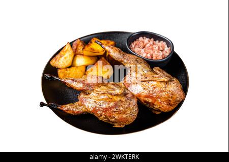 Arrostire le quaglie intere in un piatto con patate fritte. Isolato su sfondo bianco Foto Stock