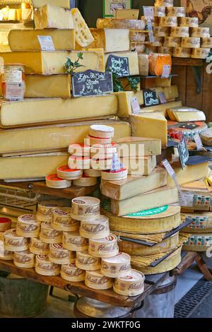 Londra, Regno Unito - 20 novembre 2013: Varietà di formaggi da tutto il mondo in vendita al Borough Market Shop. Foto Stock