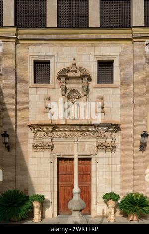 Esterno della facciata principale del monastero di Santa Clara la Real del XIV secolo, complesso monastico dell'ordine delle Clarisse, città di Murcia, Spagna. Foto Stock