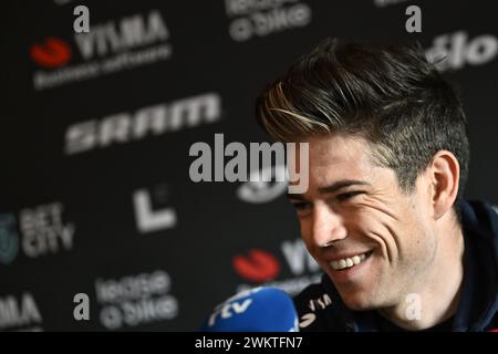 Kruisem, Belgio. 22 febbraio 2024. Belga Wout van Aert nella foto durante una conferenza stampa del team di ciclismo Visma - Lease a Bike, in vista della gara ciclistica di un giorno di questo fine settimana, Omloop Het Nieuwsblad, gara di apertura della stagione delle gare di un giorno del classico fiammingo, giovedì 22 febbraio 2024. BELGA FOTO DIRK WAEM credito: Belga News Agency/Alamy Live News Foto Stock