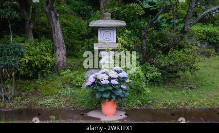 Il cortile del Tempio Ryosenji incarna il fascino per antonomasia di un piccolo tempio buddista, a Shimoda, in Giappone. Foto Stock
