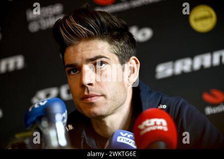 Kruisem, Belgio. 22 febbraio 2024. Belga Wout van Aert nella foto durante una conferenza stampa del team di ciclismo Visma - Lease a Bike, in vista della gara ciclistica di un giorno di questo fine settimana, Omloop Het Nieuwsblad, gara di apertura della stagione delle gare di un giorno del classico fiammingo, giovedì 22 febbraio 2024. BELGA FOTO DIRK WAEM credito: Belga News Agency/Alamy Live News Foto Stock