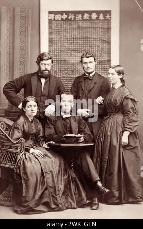 George Stott, John (James) W. Stevenson, e sua moglie Anne Stevenson, insieme alla signora (seduta) e al signor George Vigeon, nel 1865 prima che Stott e gli Stevensons partissero dalla Gran Bretagna per la Cina come missionari pionieri con la missione interna di Hudson Taylor. Foto Stock