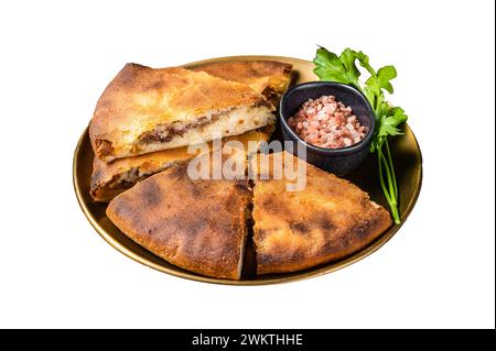 Tradizionale torta di Ossezia tagliata su un piatto. Isolato su sfondo bianco Foto Stock