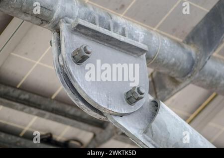 Costruzione, struttura portante in acciaio per sostenere la pergola composta da pannelli solari, in lamiera d'acciaio, dadi, bulloni e tappi, in zincato Foto Stock