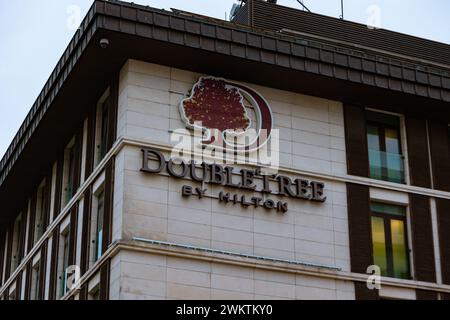 Logo dell'hotel Double Tree by Hilton sul muro. Istanbul, Turkiye - 11.30.2023 Foto Stock