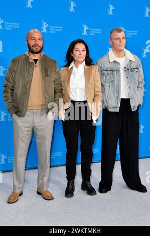 Dar Salim, Sidse Babett Knudsen und Sebastian Bull beim Photocall zum Kinofilm Vogter / Sons auf der Berlinale 2024 / 74. Internationale Filmfestspiele Berlin im Hotel Grand Hyatt. Berlino, 22.02.2024 *** Dar Salim, Sidse Babett Knudsen e Sebastian Bull al photocall per il lungometraggio Vogter Sons al Berlinale 2024 74 Berlin International Film Festival presso l'Hotel Grand Hyatt Berlin, 22 02 2024 foto:Xn.xKubelkax/xFuturexImagex vogter 4206 Foto Stock