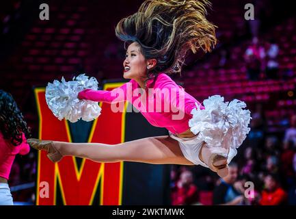 Si esibisce una cheerleader acrobatica Foto Stock