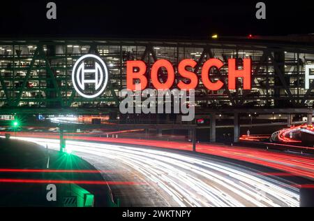 Autobahn A8 Flughafen Stuttgart mit Bosch-Parkhaus. Die 440 metri bietet lange Konstruktion 4200 Fahrzeugen Platz. Bosch HAT Die Namensrechte, der stilisierte Zündanker misst 12 Meter im Durchmesser. Damit ist es eine der größten Leuchtreklamen der Welt. // 04.05.2024: Stoccarda, Baden-Württemberg, Deutschland. *** Superstrada A8 all'aeroporto di Stoccarda con parcheggio a più piani Bosch la struttura lunga 440 metri offre spazio per 4.200 veicoli Bosch ha i diritti di denominazione, l'ancora di accensione stilizzata misura 12 metri di diametro questo la rende una delle più grandi insegne illuminate del mondo Foto Stock