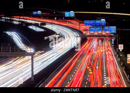 Autostrada A8 bei Stuttgart. Nachtaufnahme mit Lichtspuren. // 04.05.2024: Stoccarda, Baden-Württemberg, Deutschland. *** Autostrada A8 vicino a Stoccarda ripresa notturna con corsie leggere 04 05 2024 Stoccarda, Baden Württemberg, Germania Foto Stock