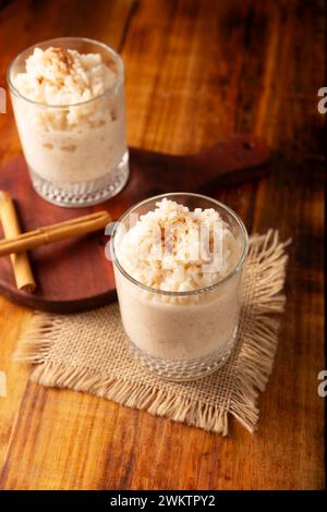 Budino di riso. Piatto dolce preparato cucinando riso nel latte e nello zucchero, alcune ricette includono cannella, vaniglia o altri ingredienti, è una ricetta molto semplice Foto Stock