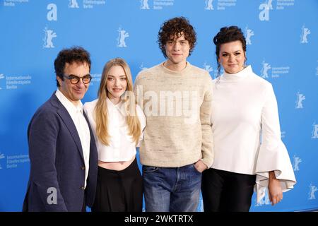 Regisseur Atom Egoyan, Amanda Seyfried, Douglas Smith e Ambur Braid beim Seven Veils Photocall im Rahmen der 74. Berlinale International Film Festival AM 22.02.2024 a Berlino il regista Atom Egoyan, Amanda Seyfried, Douglas Smith e Ambur Braid alla photocall Seven Veils durante il 74° Berlinale International Film Festival Berlin al Grand Hyatt Hotel il 22 febbraio 2024 a Berlino, Germania Berlinale 2024- Amanda Seyfried S Seven Veils Photo Call *** il regista Atom Egoyan, Amanda Seyfried, Douglas Smith e Ambur Braid al Seven Veils Photocall durante il 74° Berlinale International Film Foto Stock