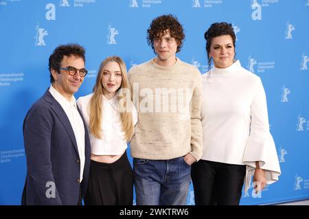 Regisseur Atom Egoyan, Amanda Seyfried, Douglas Smith e Ambur Braid beim Seven Veils Photocall im Rahmen der 74. Berlinale International Film Festival AM 22.02.2024 a Berlino il regista Atom Egoyan, Amanda Seyfried, Douglas Smith e Ambur Braid alla photocall Seven Veils durante il 74° Berlinale International Film Festival Berlin al Grand Hyatt Hotel il 22 febbraio 2024 a Berlino, Germania Berlinale 2024- Amanda Seyfried S Seven Veils Photo Call *** il regista Atom Egoyan, Amanda Seyfried, Douglas Smith e Ambur Braid al Seven Veils Photocall durante il 74° Berlinale International Film Foto Stock